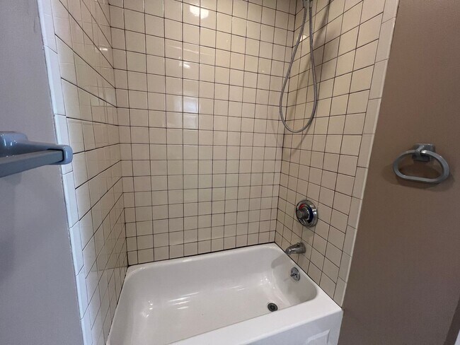 Building Photo - Beautiful 3 Bed/ 3 Bath Townhome in Privat...