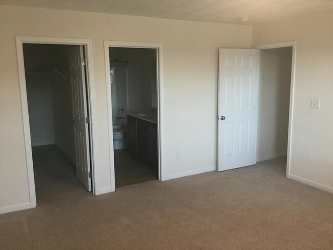 Building Photo - 450 Chelsea Loop