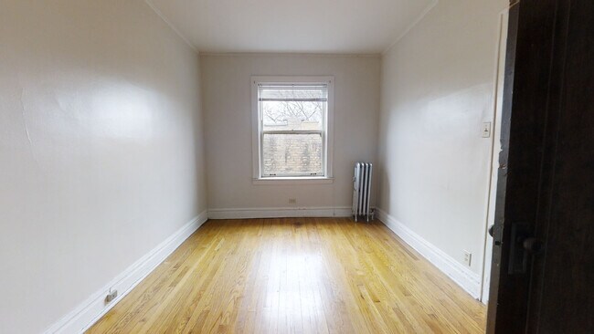 Building Photo - 822 Reba-2S