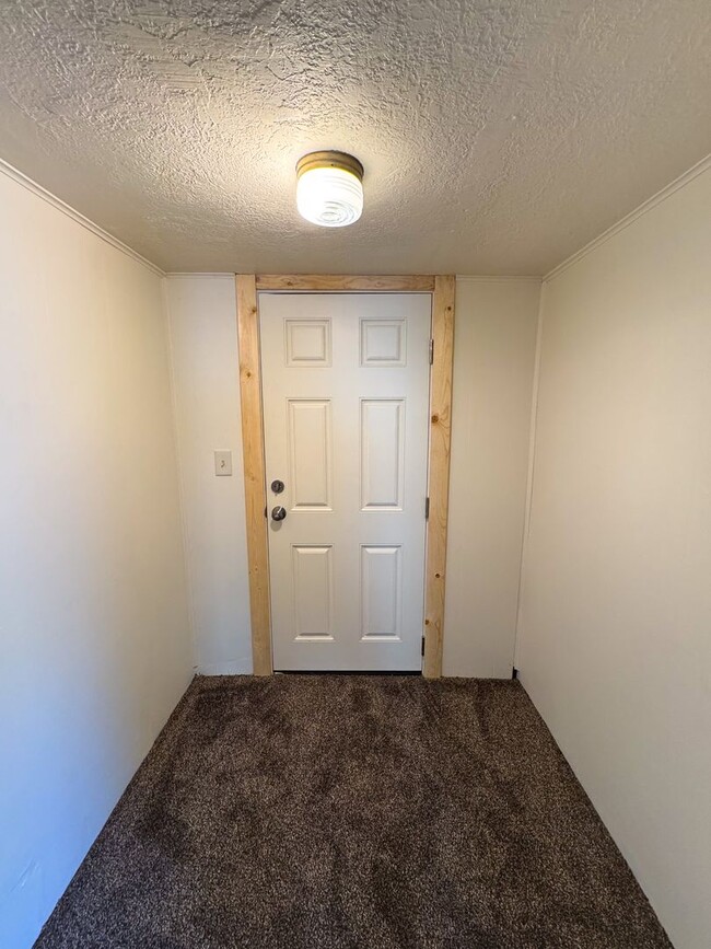 Building Photo - 3 Bedroom, 1 Bathroom S. Eugene Home