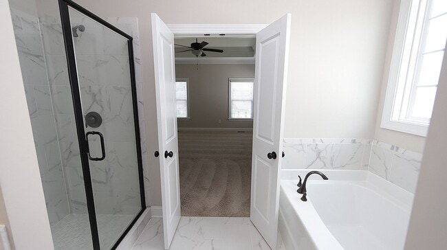 Building Photo - Beautiful Home with Open Floorplan in Desi...