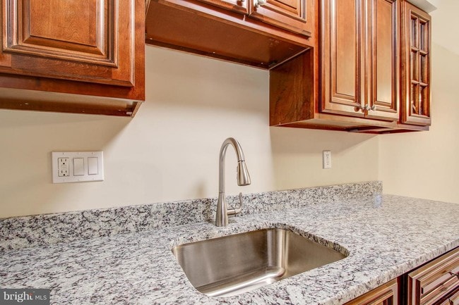 Building Photo - 6 Normandy Square Ct