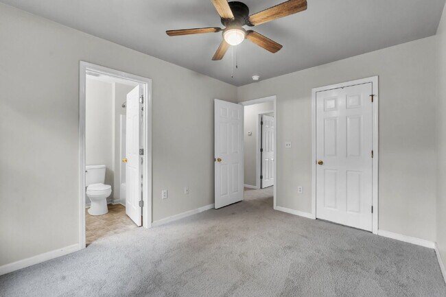 Building Photo - Beautifully Renovated Townhome (2BR/2.5BA)...