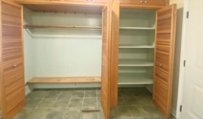Building Photo - 5 bed / 3.5 bath Ranch House