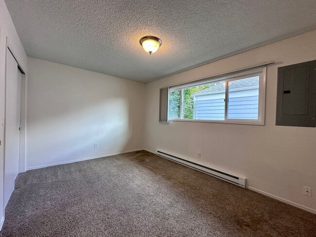 Building Photo - Charming 2-Bedroom Townhome in Sullivan's ...