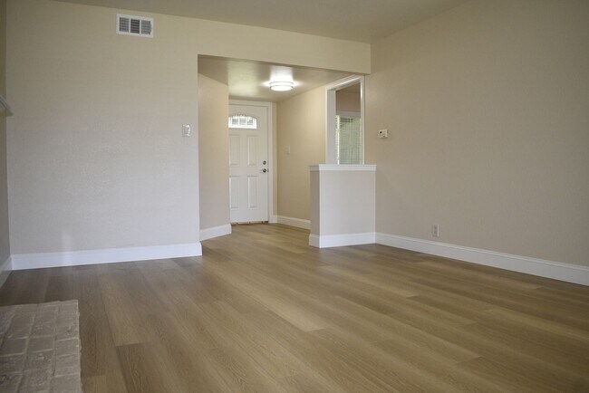 Building Photo - 5150 Oak Leaf Ave