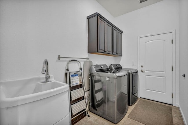 Building Photo - 6328 Windy Meadow Dr
