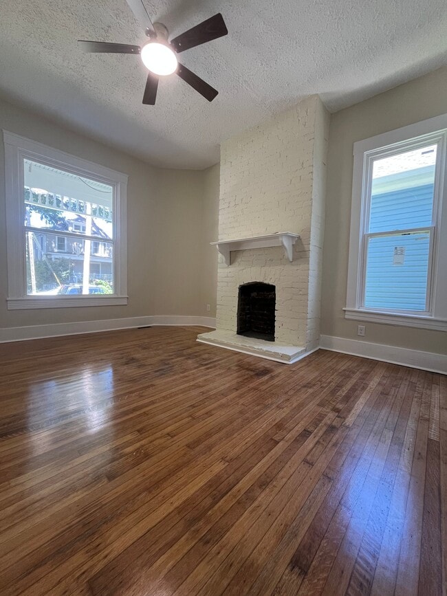 Building Photo - 114 S Bayly Ave
