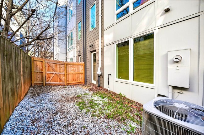 Building Photo - 1680 Memorial Dr SE