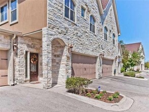 Building Photo - 9122 Balcones Club Dr
