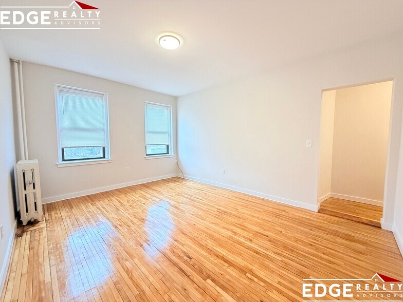 Building Photo - 160 Strathmore Rd