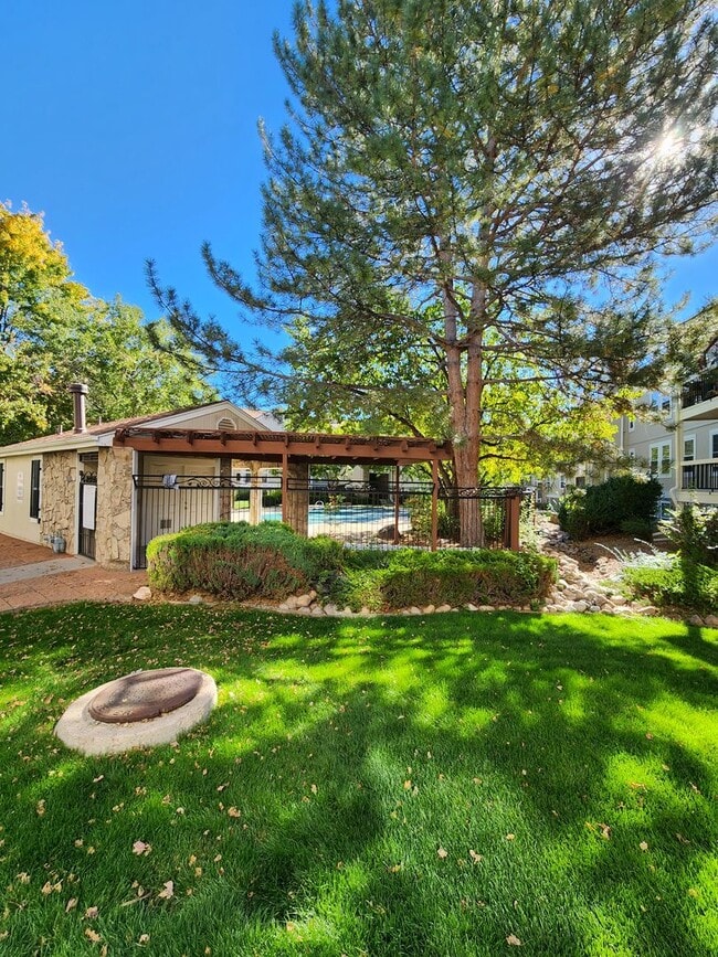 Building Photo - Amazing first floor unit in Arvada!