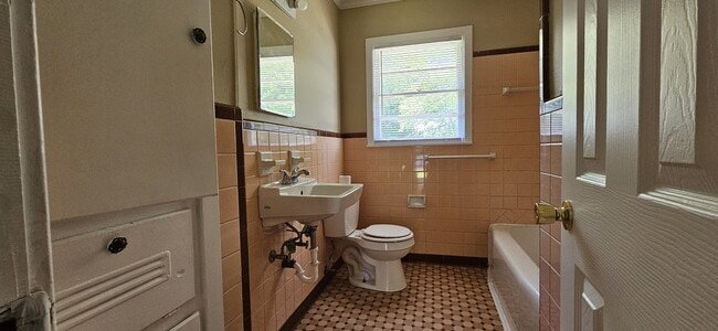 Building Photo - 2004 Roebuck St