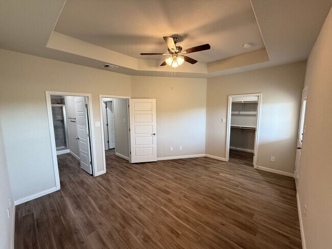 Building Photo - 3bd 2ba Prime Location