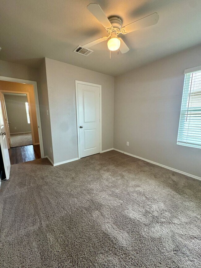 Building Photo - AVAILABLE IN BULVERDE!  In Hidden Trails S...