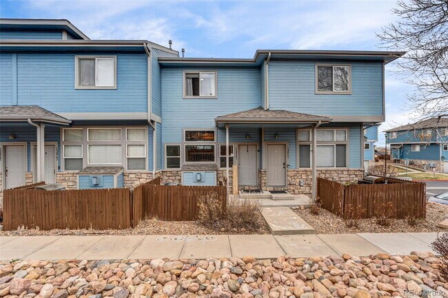 Building Photo - "Charming 2-Bed Townhouse Retreat with 2.5 Baths in Brighton!"