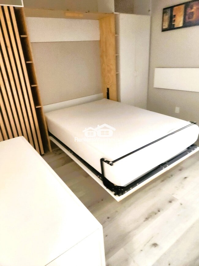 Building Photo - 6020 Carmen Blvd