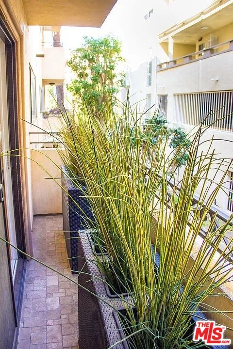 Building Photo - 1154 S Barrington Ave