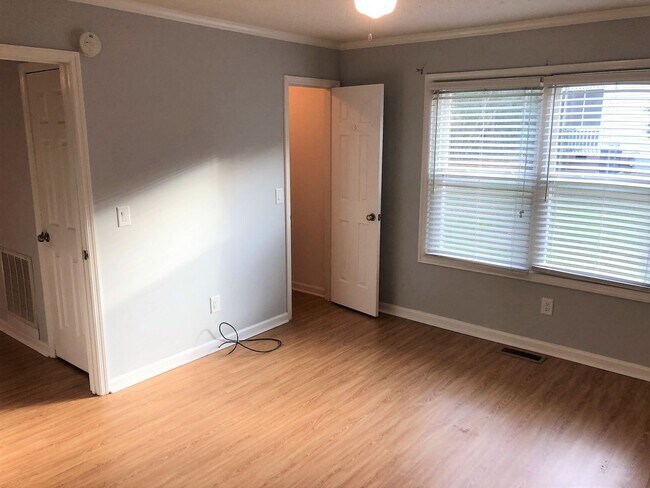 Building Photo - Welcome to the 2 Bed 2 Bath Bottom Floor C...