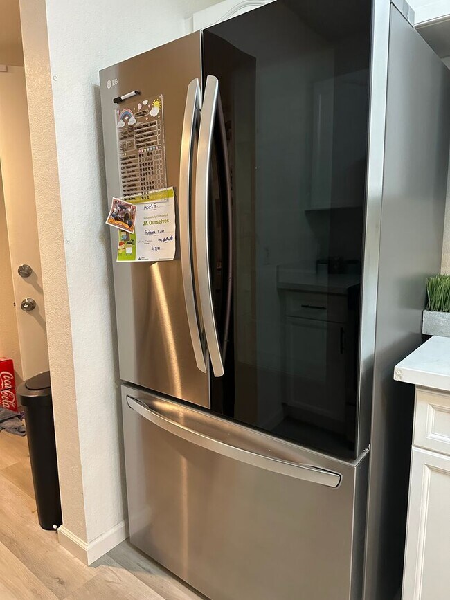Building Photo - Fully Furnished Three Bedroom Spring Valle...