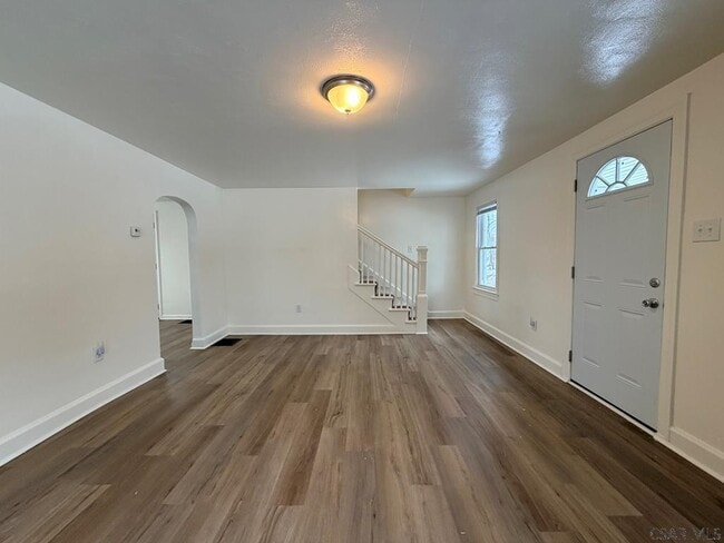 Building Photo - R247 Darr St