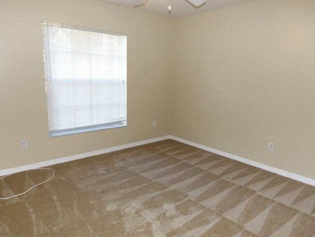 Building Photo - 4 BEDROOM JUST 5 Min to I-4 EXIT 111,  Bea...