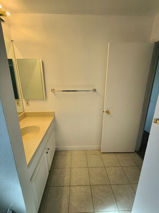 Building Photo - Beautiful and Spacious Two Story 4 Bed/3 Bath Home For Rent In Hercules!!!