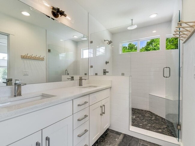 Building Photo - 1313 Garden St