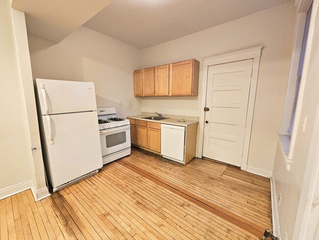 Building Photo - 3800 N Wilton Ave