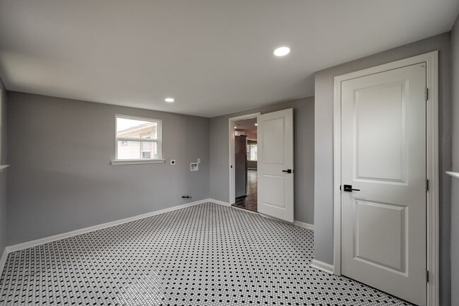 Building Photo - 513 Barkley St