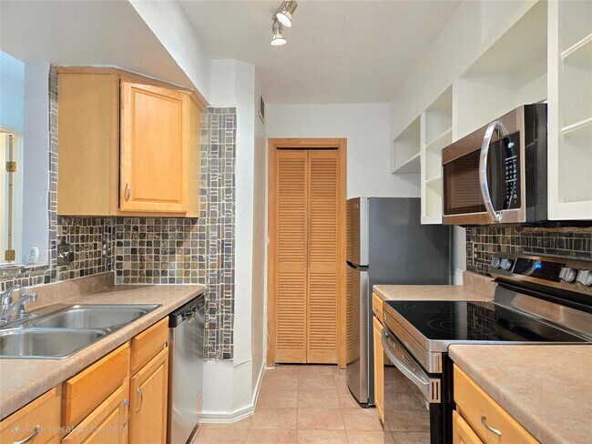 Building Photo - 2906 West Ave