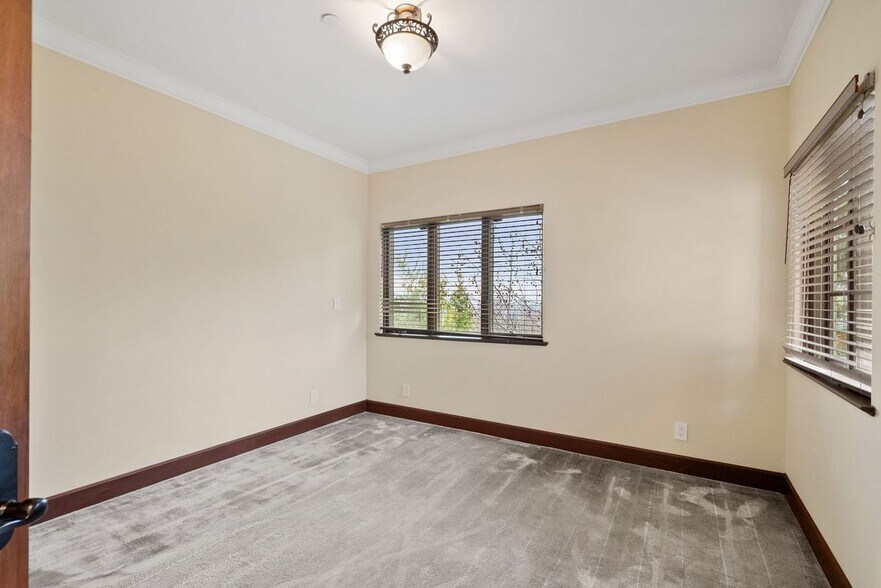 Building Photo - 512 Lakeview Way