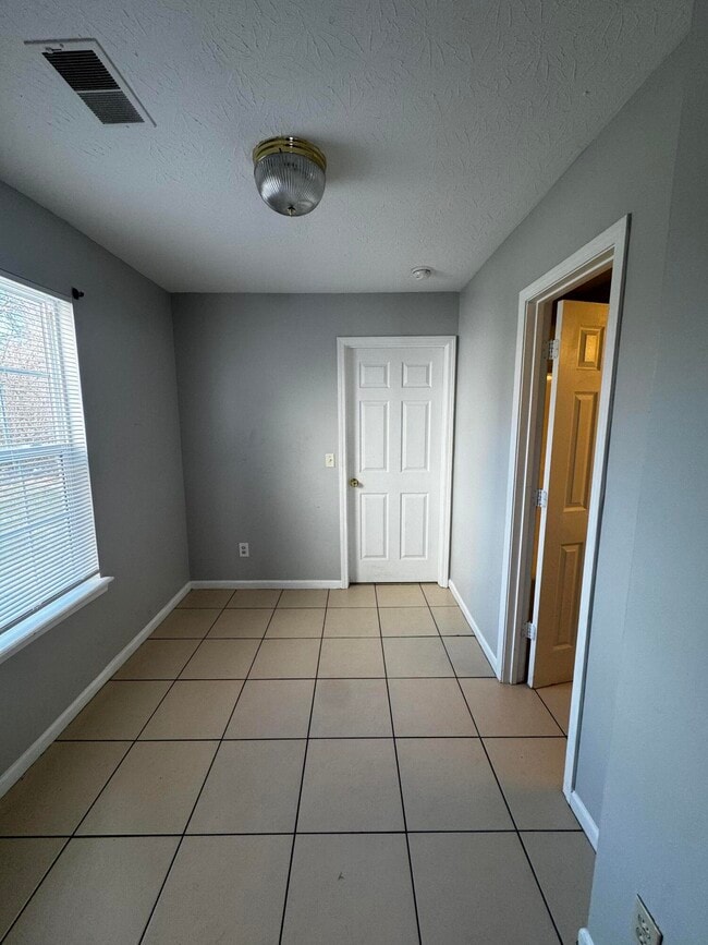 Building Photo - 230 Mousas Way