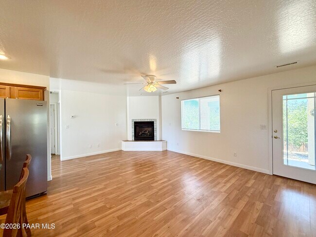 Building Photo - 1415 Lakeview Rd
