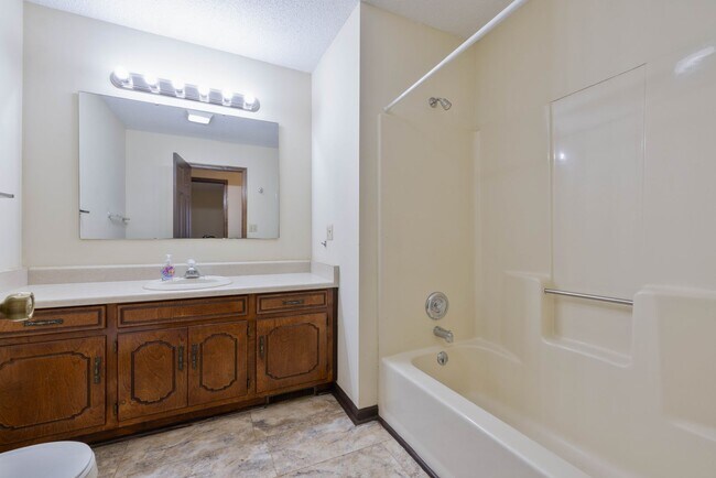 Building Photo - Quiet 3-bed 2-bath Spacious Home