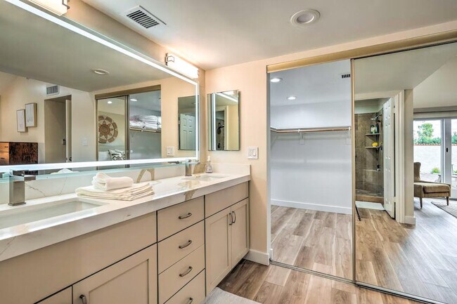 Building Photo - 7833 E Foxmore Ln