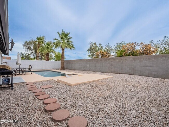 Building Photo - 5817 S Siesta Ln