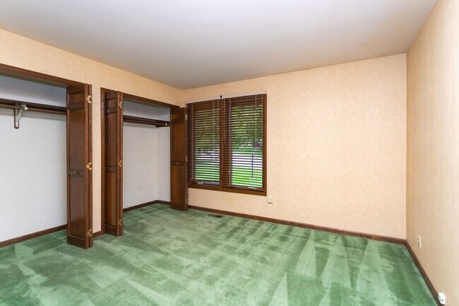 Building Photo - Charming home with Golf Course Views!!!