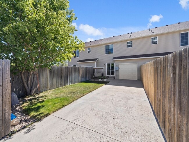 Building Photo - Spacious 3 Bed 2.5 Bath in Cheyenne Availa...