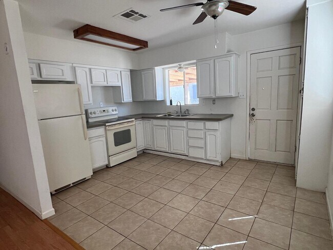 Building Photo - 116 E Beech Ave