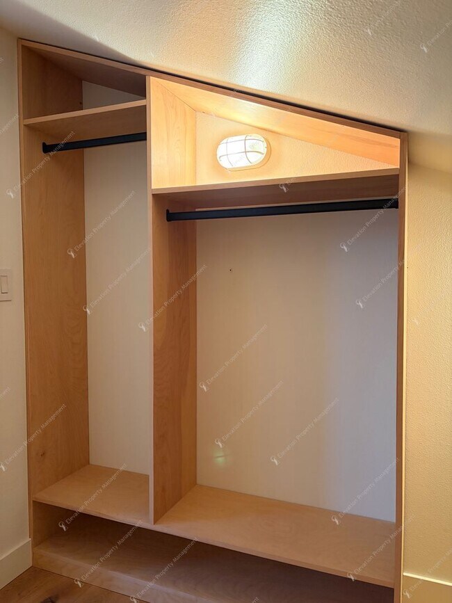 Building Photo - Find a piece of serenity in Historic Old Bend! (Unfurnished)