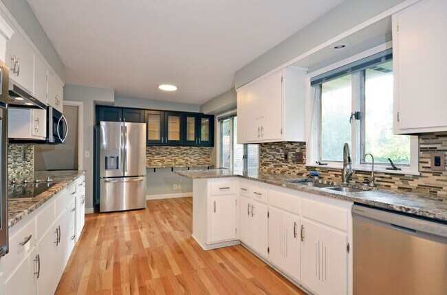 Building Photo - Spacious 5-Bed 3-Bath Home in Edina - Available Now!