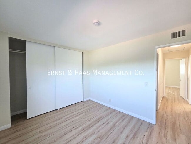 Building Photo - 1219 E Jay St