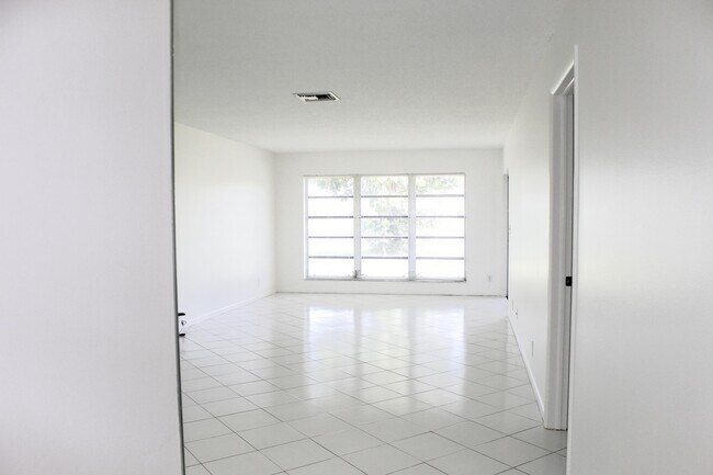Building Photo - 5620 Queen Palm Ct