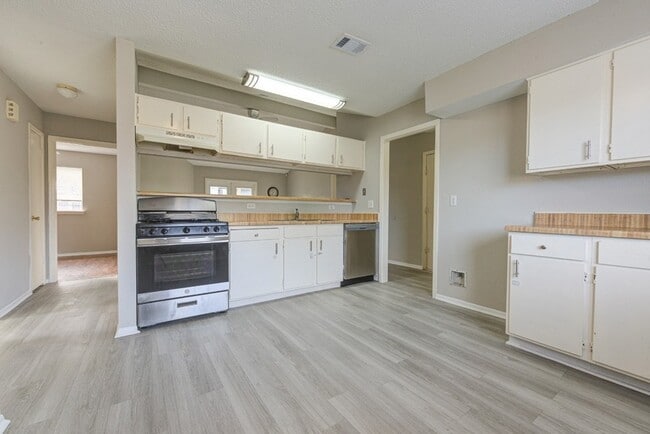 Building Photo - 20135 Telegraph Square Ln