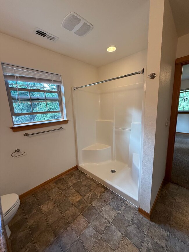 Building Photo - 4 bdrm/2.5 bath Custom Home on the Southside