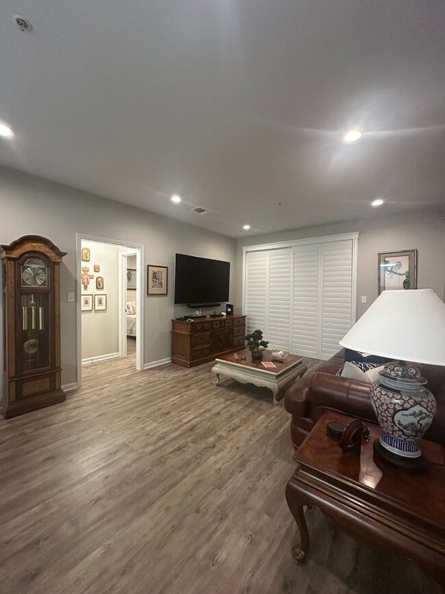 Building Photo - Beautiful Condo walking distance to Grand ...