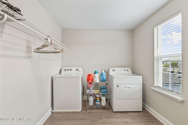 Building Photo - 121 Thistleton Wy