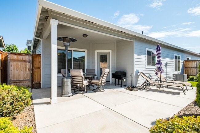Building Photo - 395 Live Oak Loop