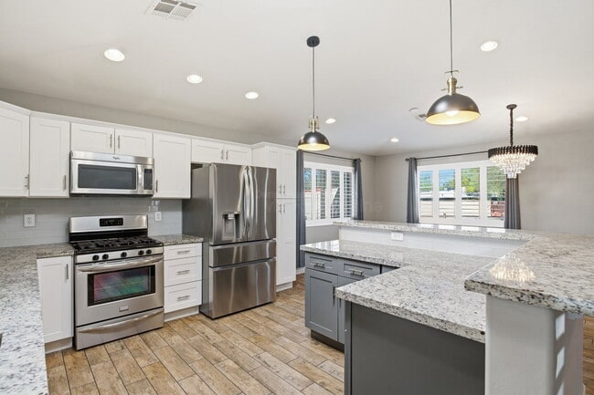 Building Photo - 1901 N Rosemont Blvd